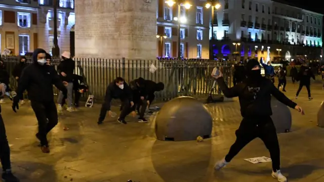 Manifestantes arrojando piedras