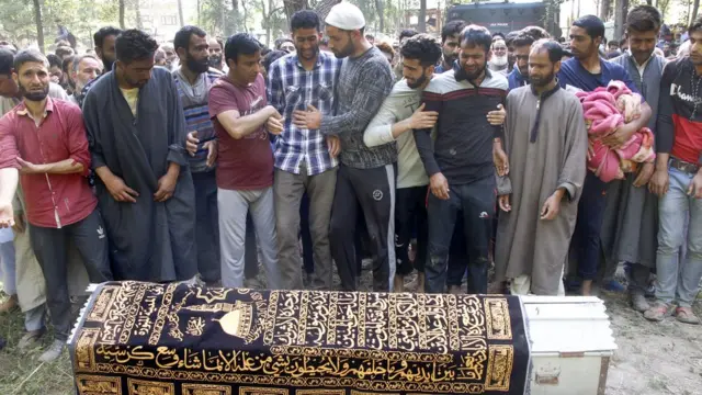 ਫਯਾਜ਼ ਅਹਿਮਦ ਭਟ ਨੂੰ ਅੰਤਿਮ ਵਿਦਾਈ ਦਿੰਦੇ ਪਰਿਵਾਰ ਦੇ ਲੋਕ