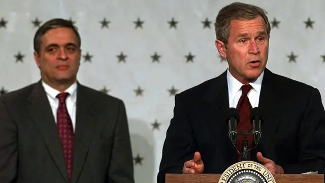 জর্জ টেনেট (বাঁয়ে) প্রেসিডেন্ট জর্জ বুশের সাথে