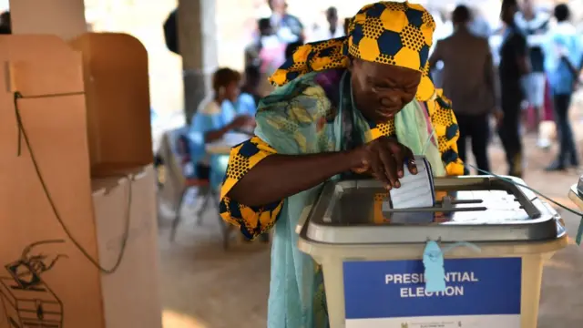 Woman dey vote for election