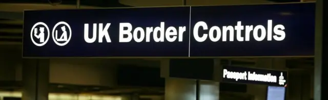 Паспортный конторль в аэропорту Великобритании