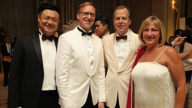 สกอต ชาง (ซ้ายสุด) สามีชาวอเมริกันของไบรอัน เดวิดสัน