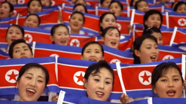 북한은 2003년 대구 유니버시아드 대회에 대규모 응원단을 포함해 300명 이상의 선수단을 보냈다