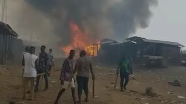 Ọtụtụ ihe onyonyo nke BBC Igbo natara gosiri ebe ndị ntorobịa na-ebe akwa dịka ndị bu osisi na-agba ụlọ ahịa ha ọkụ.