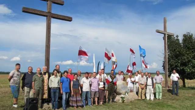Витольд Ашурок с группой людей