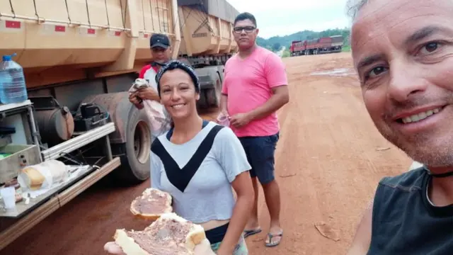 Victor e Maria na estrada comendo pão