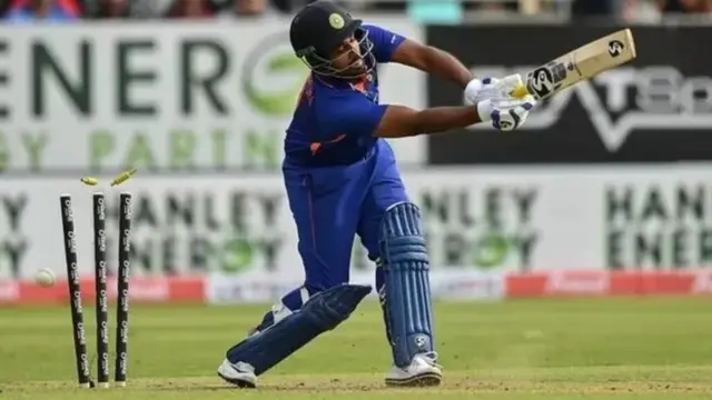 இந்திய கிரிக்கெட்டை தொடர்ந்து கவனித்து வருபவர்கள், கோலிக்குப் பதிலாக சஞ்சு சாம்சன் அணியில் தேர்வு செய்யப்படுவார் என்று எதிர்பார்த்தனர்.