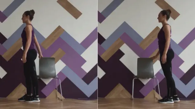 Mujer mostrando cómo hacer ciertos ejercicios