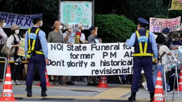 షింజో అబేకు అధికారికంగా అంత్యక్రియలు నిర్వహించడానికి వ్యతిరేకంగా ప్రజలు నిరసన వ్యక్తం చేశారు