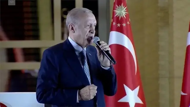 Erdoğan balkon çıxışını edir
