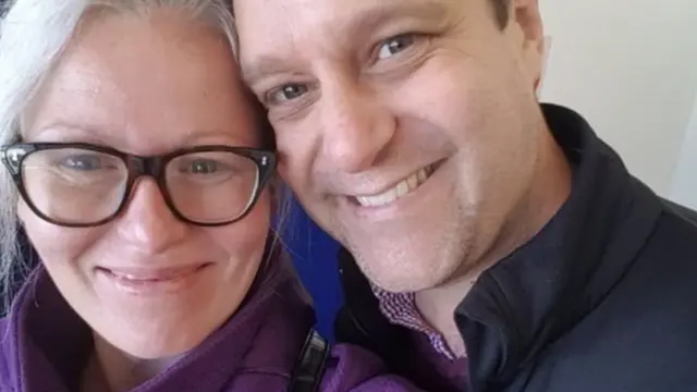 सायन ब्रिंडलो और उनके पति निक