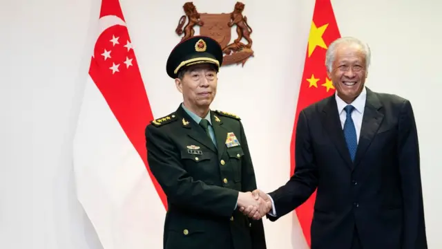 新加坡国防部长黄永宏（右）与中国国防部长李尚福（左）握手（1/6/2023）