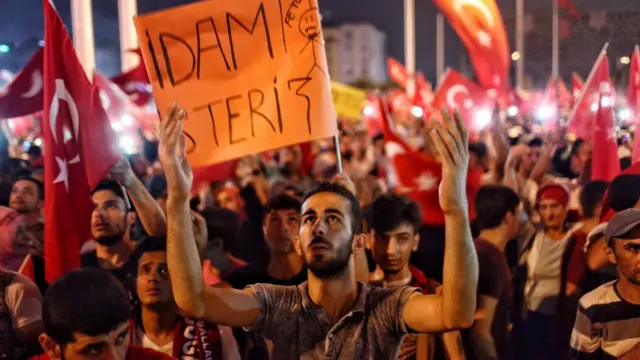 "İdam isteriz" dövizi taşıyan göstericiler