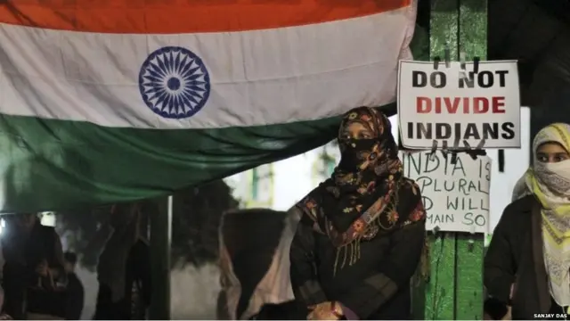 कोलकाता में विरोध प्रदर्शन करतीं महिलाएं