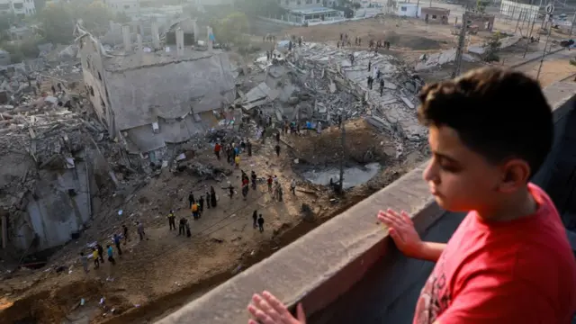 Meninos palestino vendo destruição da guerrajogos que ganha dinheiro jogandoGaza