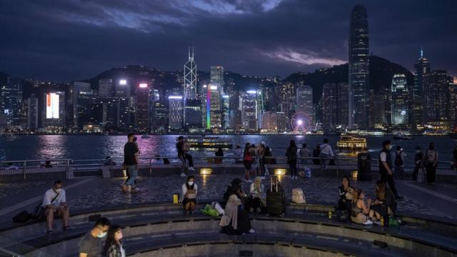 黄昏时分香港九龙尖沙咀海旁市民在高台上休憩（16/10/2022）