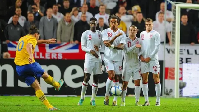 Ibrahimovic (số 10, áo vàng) mãi là cái tên ác mộng đối với tuyển Anh