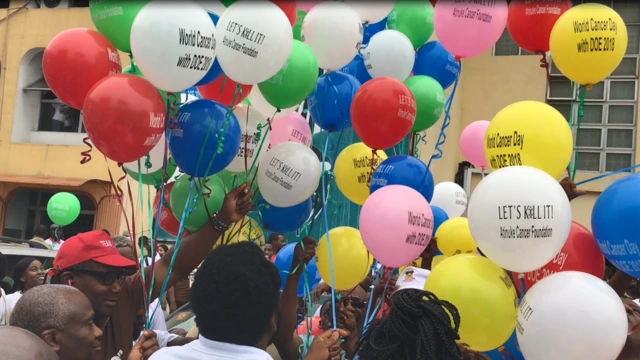 Balloons wey dem release to honour people wey don die because of cancer