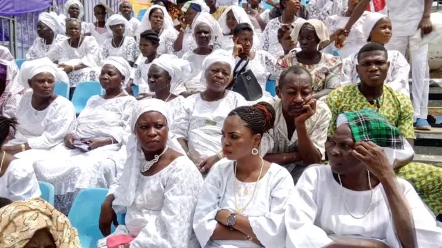 Awon obinrin nin u asọ funfun