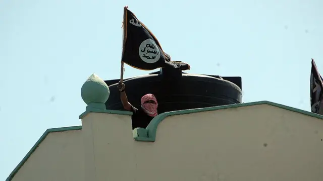 Un des jeunes sur le toit du Masjid Musa lors de la descente de police dans la mosquée le 2 février 2014 à Mombasa, Kenya
