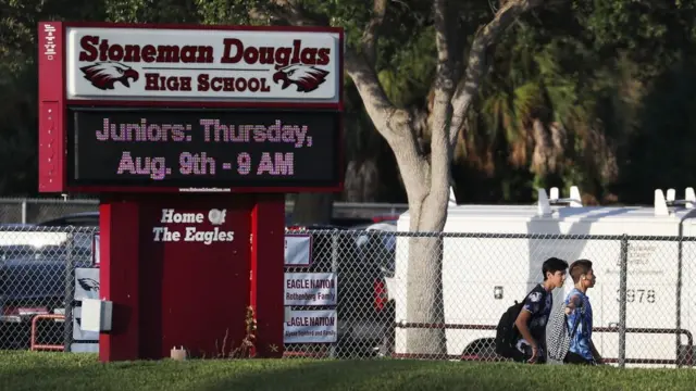 Letrero a la entrada de la escuela Marjory Stoneman Douglas.