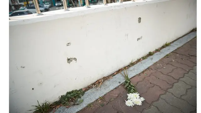 사고 당시 충격으로 담벼락에 찍힌 음주운전 가해 차량 번호판