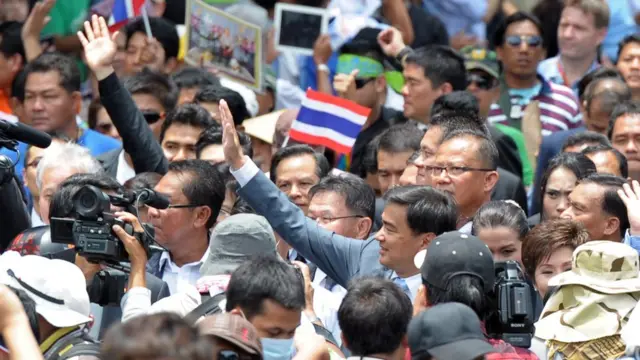 นายอภิสิทธิ์ เวชชาชีวะ หัวหน้าพรรคประชาธิปัตย์ ร่วมเดินเท้าไปรัฐสภา เพื่อแสดงจุดยืนคัดค้านการผลักดันร่าง พ.ร.บ. นิรโทษกรรม เมื่อวันที่ 7 ส.ค. 2556 ก่อนที่ประเด็นนี้จะกลายเป็นตัวจุดชนวนชุมนุมใหญ่ของ กปปส. ปี 2556-2557