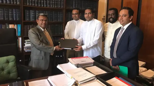 சந்திக்க ஹத்துறுசிங்கவை பதவி விலகுமாறு அறிவிக்கப்பட்டுள்ளது