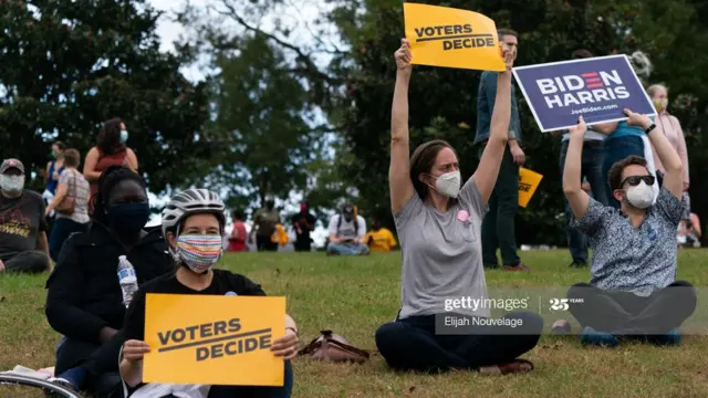 Les gens célèbrent la victoire présidentielle projetée de Joe Biden au Freedom Park le 7 novembre 2020 à Atlanta, en Géorgie.