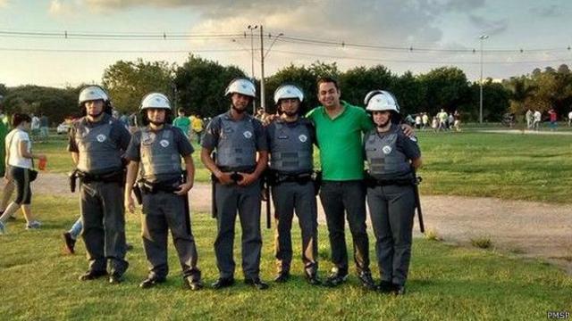 Para inspetor, selfies com policiais valorizam apenas uso da força