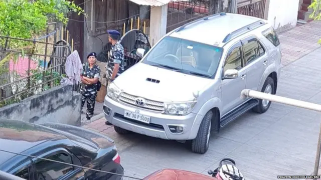 उके यांच्या घरावर छापा.