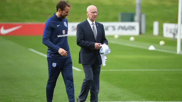 Sir Bobby Charlton và HLV đội tuyển Anh Gareth Southgate trong dịp một sân bóng ở Công viên St George, thị trấn Burton-upon-Trent, được đặt tên ông hồi tháng 10/2017.