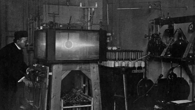 Bikerland en su laboratorio con su Planeterella