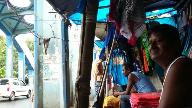 টালিগঞ্জ ব্রিজের ওপরেই কাপড়ের দোকান মনোরঞ্জন পোড়ের