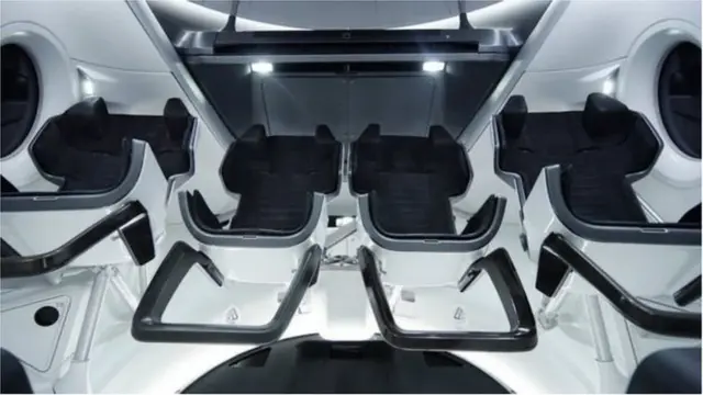 క్రూ డ్రాగన్‌లో నలుగురు కూర్చోవచ్చు.