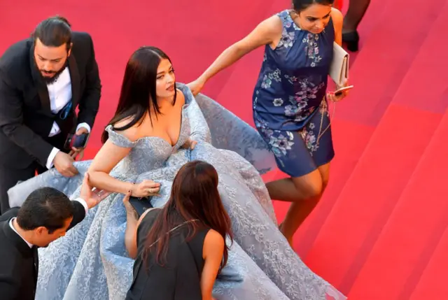 அவரது ஆடைய தாங்கிச் செல்ல ஐஸ்வர்யா ராய்க்கு பெரும் உதவி தேவைப்பட்டது.