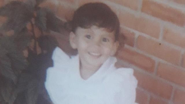 Luciana durante a infância, com um ano