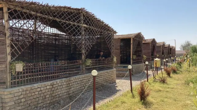 درائے امو کے کنارے بنی ہٹس جہاں سیاح آتے ہیں