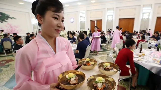 평양 옥류관에서 열린 남북통일농구경기 환영만찬에서 봉사원들이 평양냉면을 준비하고 있다