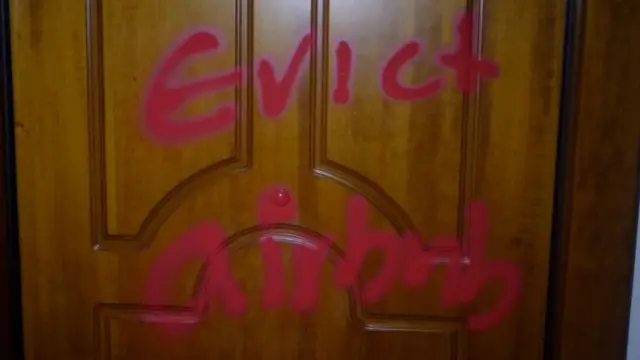 Des slogans anti-Airbnb ont été peints sur les portes d'un certain nombre d'appartements.