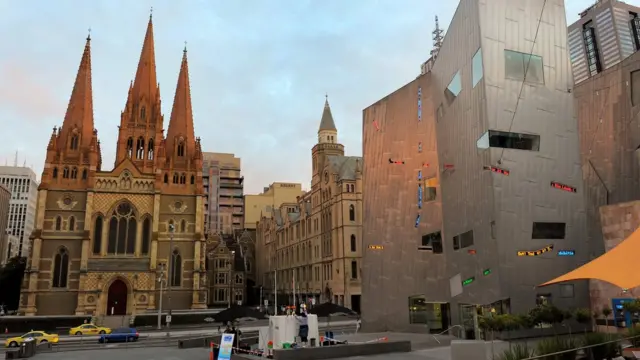 墨尔本市中心的圣保罗大教堂就在联邦广场旁边。