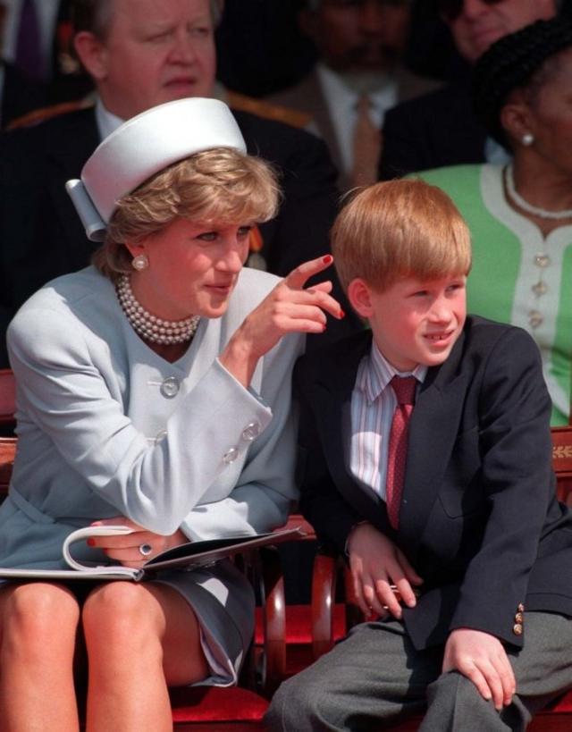 Diana con su hijo Harry.