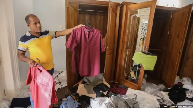 ਲੋਕ ਰਾਸ਼ਟਰਪਤੀ ਭਵਨ ਵਿੱਚ ਕੱਪੜੇ ਚੈੱਕ ਕਰਦੇ ਹੋਏ