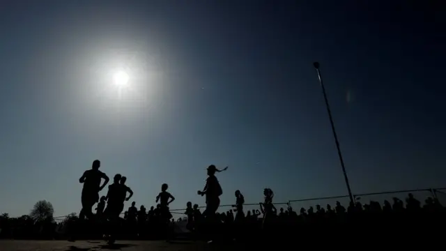 На рассвете в воскресенье начался элитный забег женщин в рамках марафона