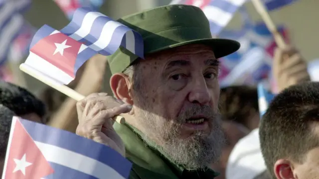 Fidel Castro con banderas cubanas.