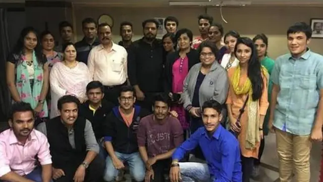 અભિયાન ચલાવતા લોકોની તસવીર