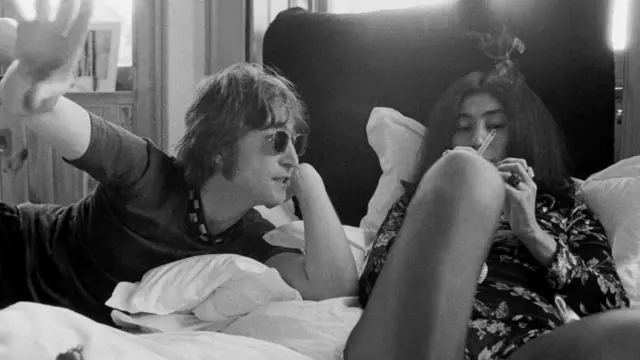 Џон и Јоко у великој спаваћој соби у парку Титингхерст, 17. јула 1971. године