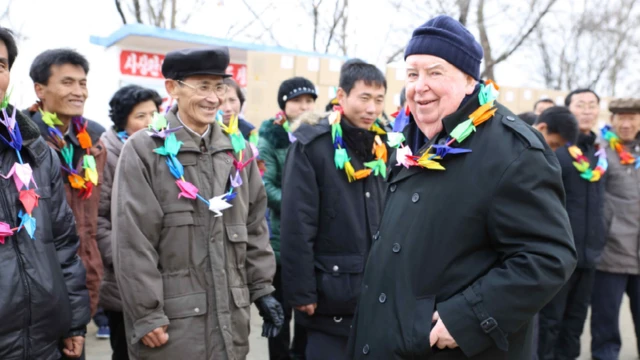 북한을 방문한 제리 해먼드 신부가 사람들과 인사하고 있다.