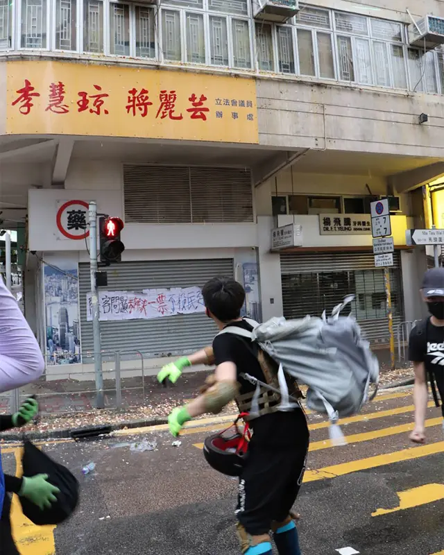 香港九龙红磡"光复红土"游行期间红磡商户关门并聚集在路边围观(17/8/2019)