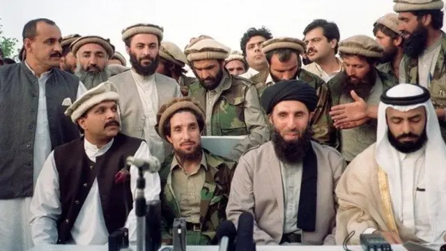 ۱۹۹۳ کال کې د جهادیانو دوه پخواني مشران حکمتیار او مسود له پاکستاني او عرب چارواکو سره.